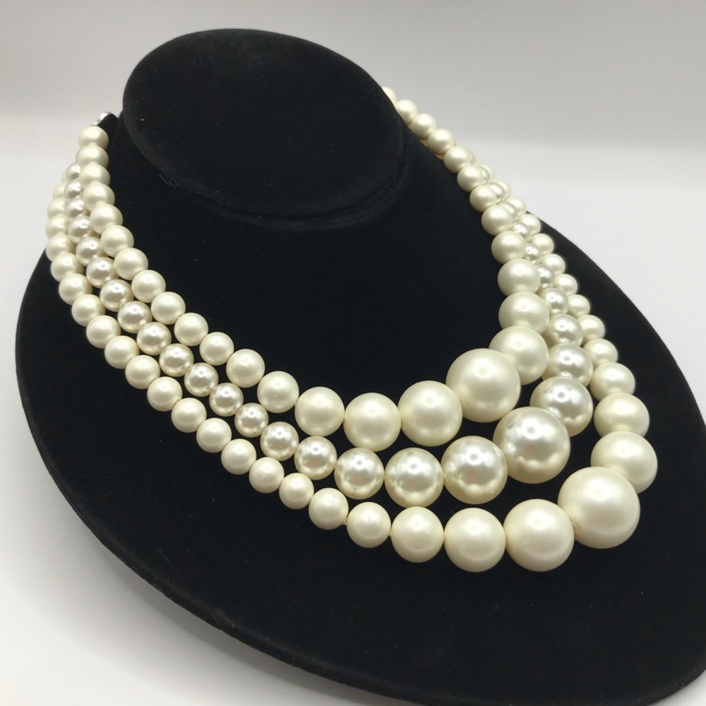 Elegant Triple Layer Faux Pearl Necklace - Picture 2 of 8